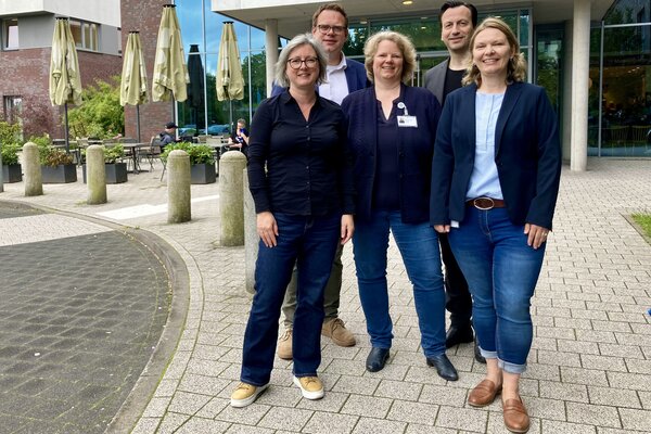 (v.li.): Projektleiterin A: aufklaren, Juliane Tausch, Oberärztin der Eltern-Kind-Station, Brit-Meike Fischer-Pinz, A: aufklaren-Koordinatorin Daniela Oltmann.  (2. Reihe v.li.) Geschäftsführender Direktor Phillip Noack und Chefarzt Dr. Daniel Schöttle. 